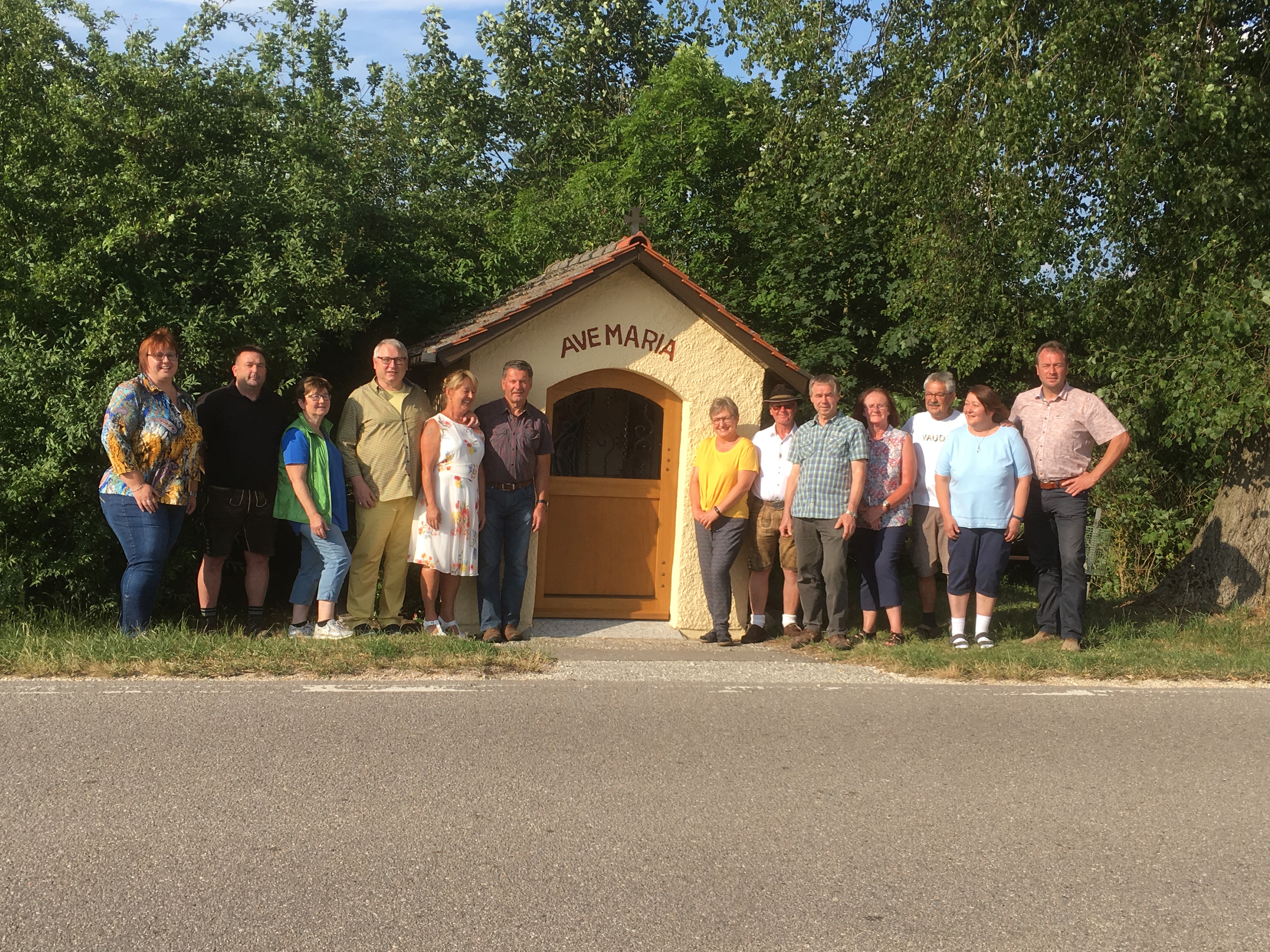 Kirwa-Gruppe spendet neue Eichentür für die „Holzheimer Kapelle“
